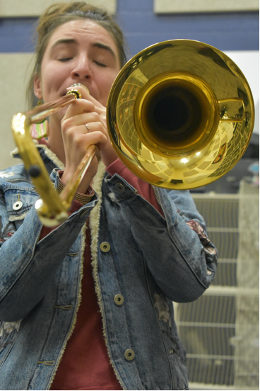 Estudiante tocando el trombón