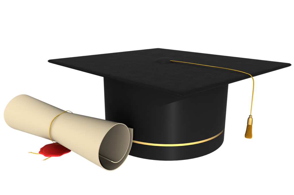 diploma y birrete de graduación